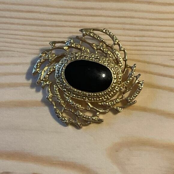 Gold Tone Black Cabochon Open Filigree Setting Oval Shape Brooch Pin - Picture 1 of 4